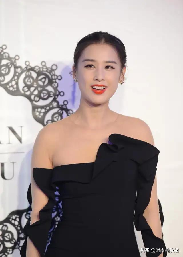 黄圣依穿紧身亮片裙不显胖,黄圣依露肩裙图片