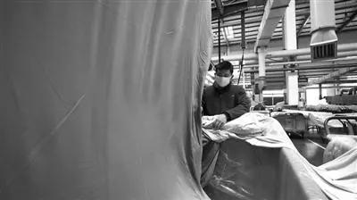 花1亿给员工包车，20年没人离职！他跟996对着干，却年赚230亿