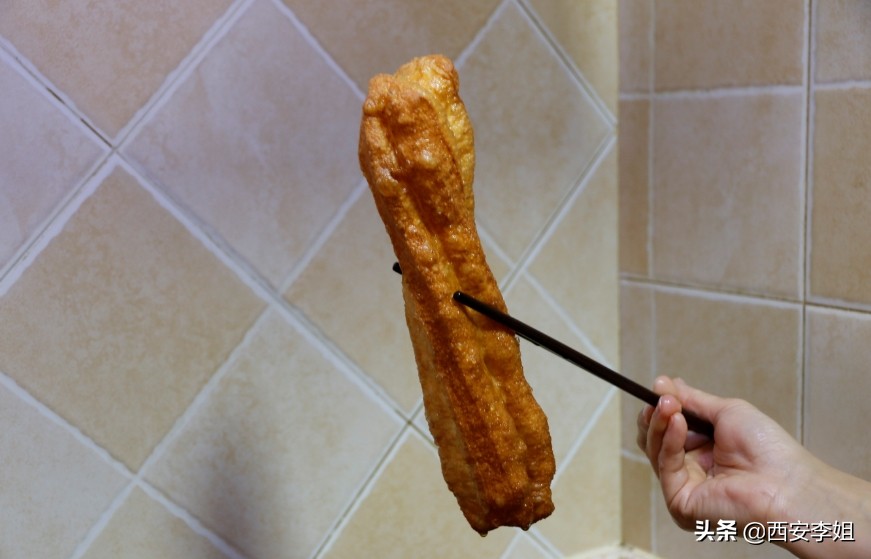 早餐店炸油条的做法和配方与教程,李姐做油条的最简单方法