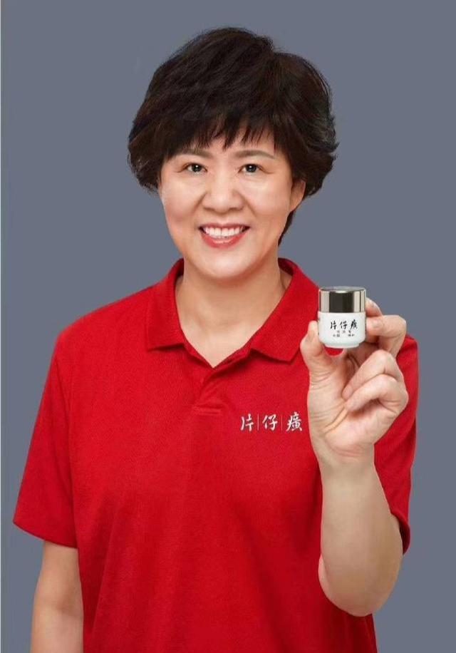 84岁却有20岁皮肤,被称时尚圈“老妖精”,“不老秘诀”透露出来