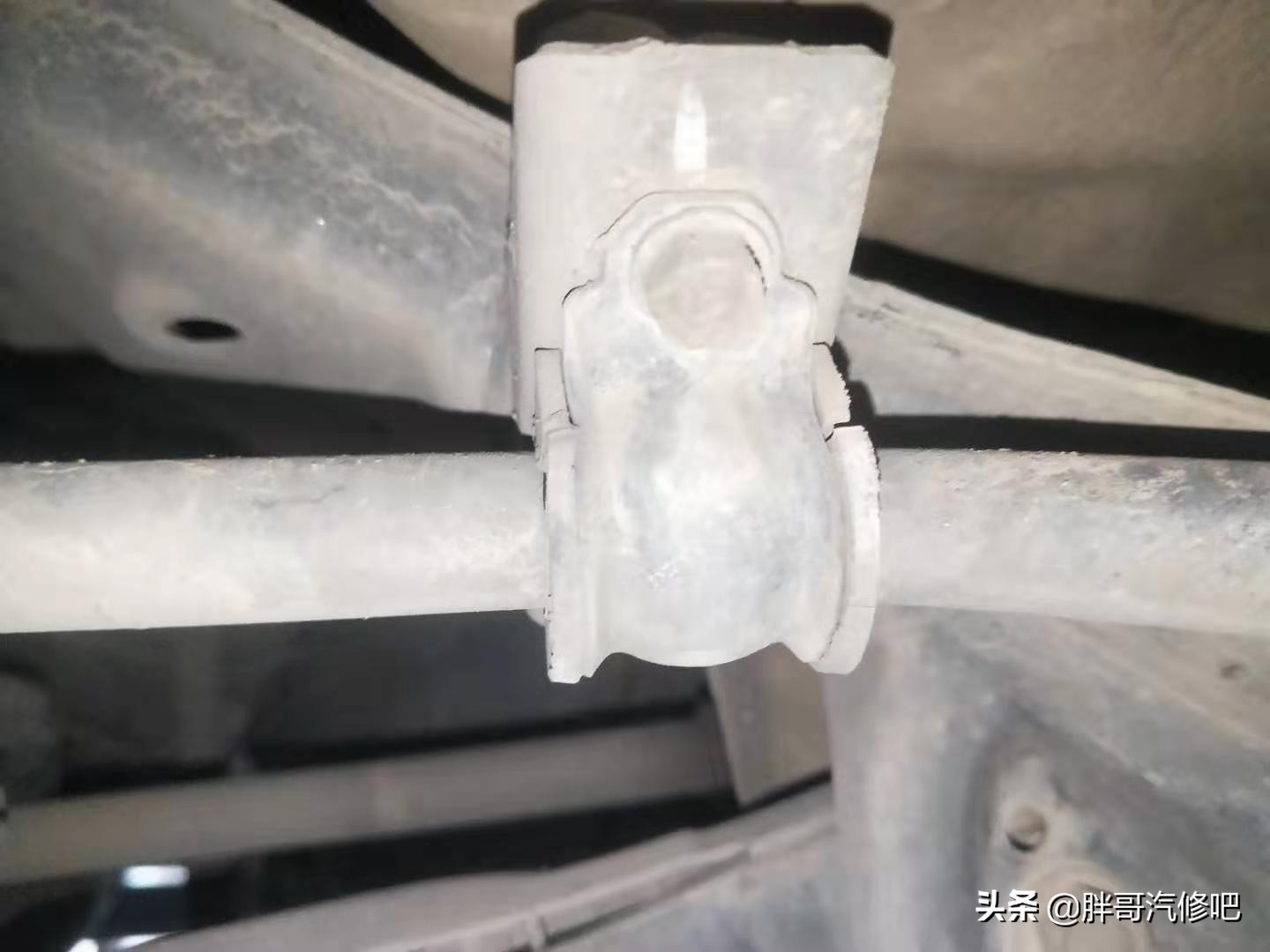 底盘减震器异响,打方向减震器响底盘异响