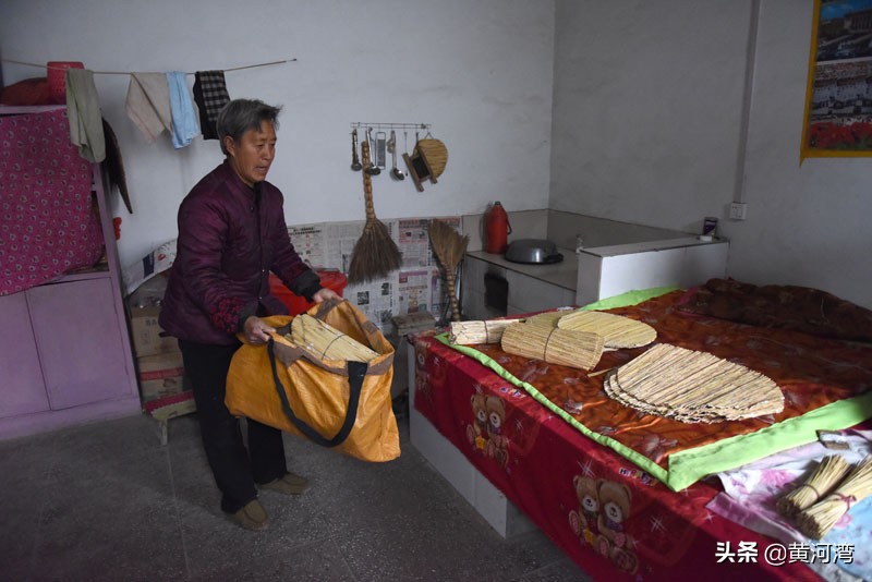 晋南农村妇女用“公鸡豆豆”做箅子，纯天然材料制作，不粘锅