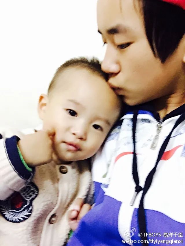 小孩父母双亡担起养家的重担,小小年纪就要扛起养家的重担