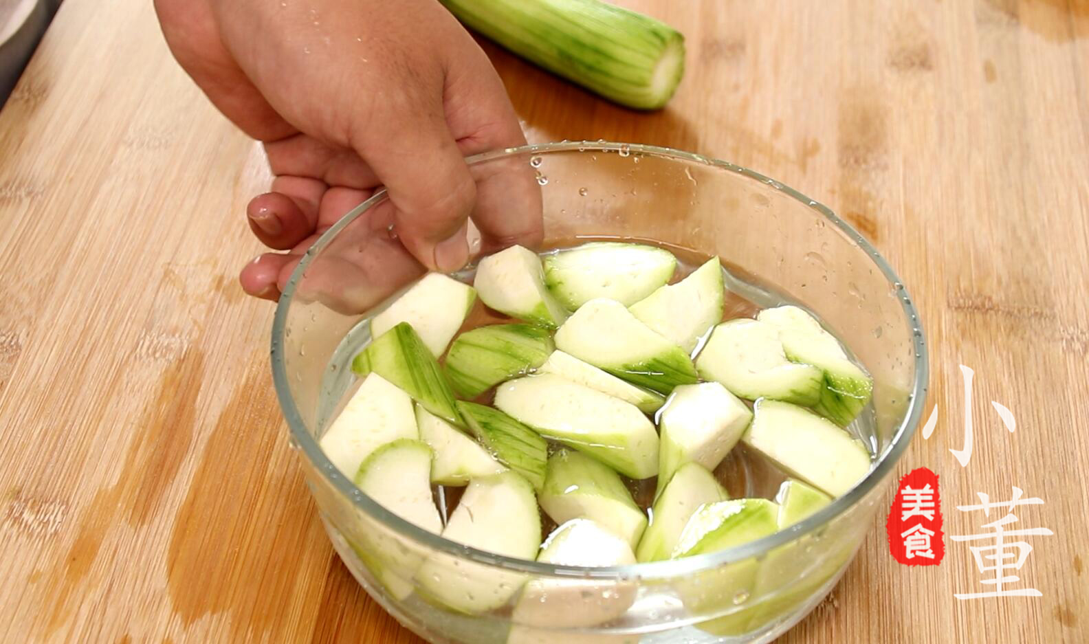 炒丝瓜总是出水？大厨教你1招，保证丝瓜鲜嫩入味不出水
