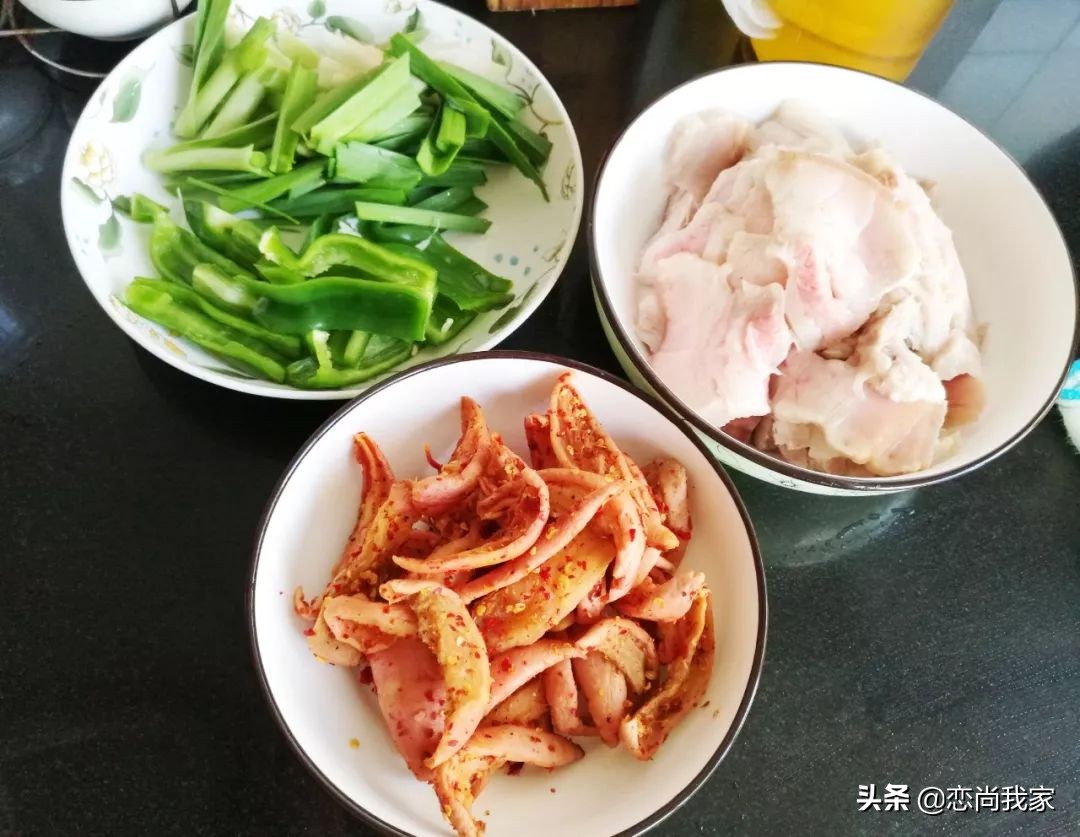 这个农家小炒菜,用萝卜干和猪肉一起炒,下饭就是香,肉贵也要吃