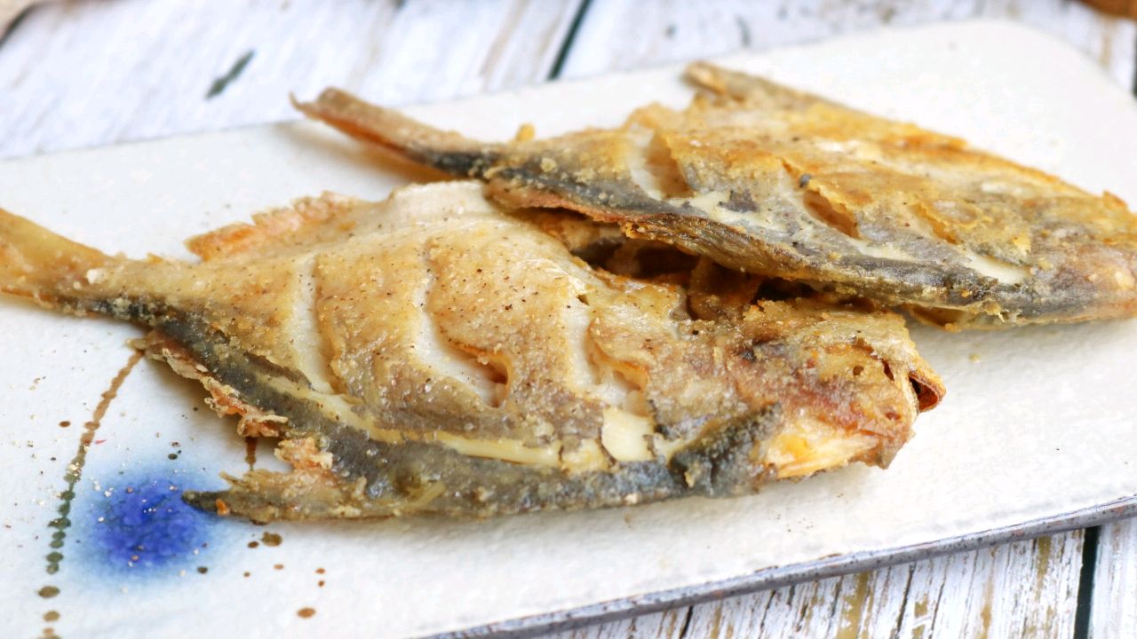 香煎鲳鱼的家常做法大全集,白鲳鱼怎样香煎外酥内嫩