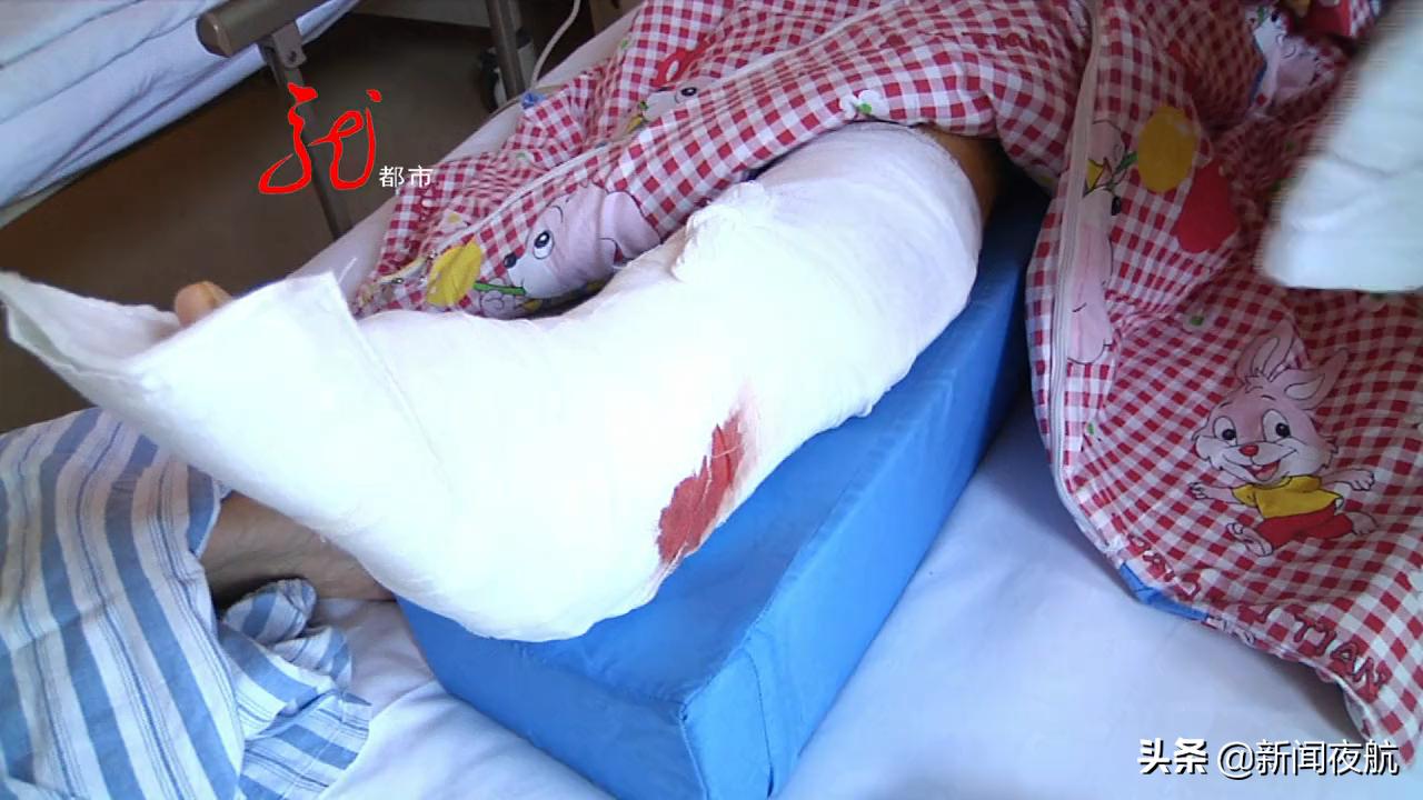 公交司机一脚急刹，老人脚踝粉碎性骨折，打了12根钢钉！哈尔滨59路车队负责人避而不见，治疗费用谁来承担？