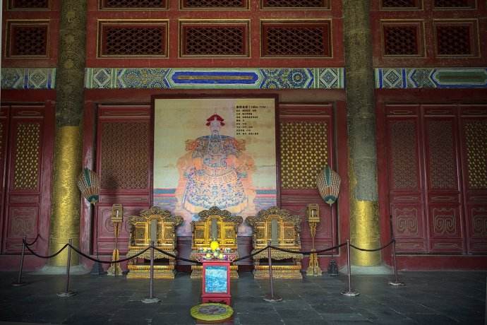 康熙的陵墓中为何葬了48名妃子,康熙的地宫葬了几位皇后