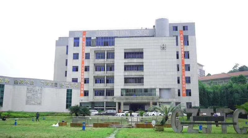 位于花溪公园附近的私立寄宿制学校花溪区英豪学校（迎宾路口）