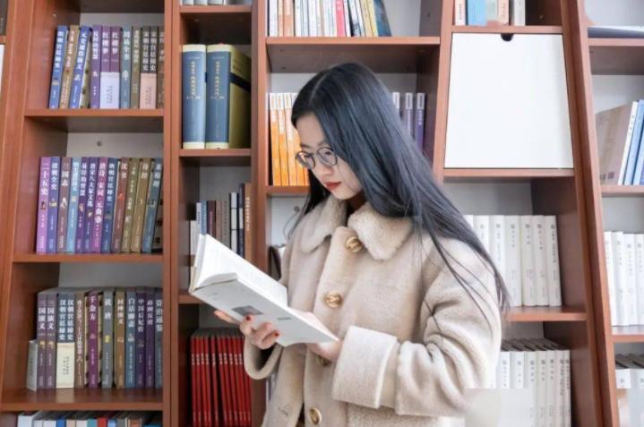 大学教室的“怪现象”，家长看到后哭泣，学生们该醒醒了