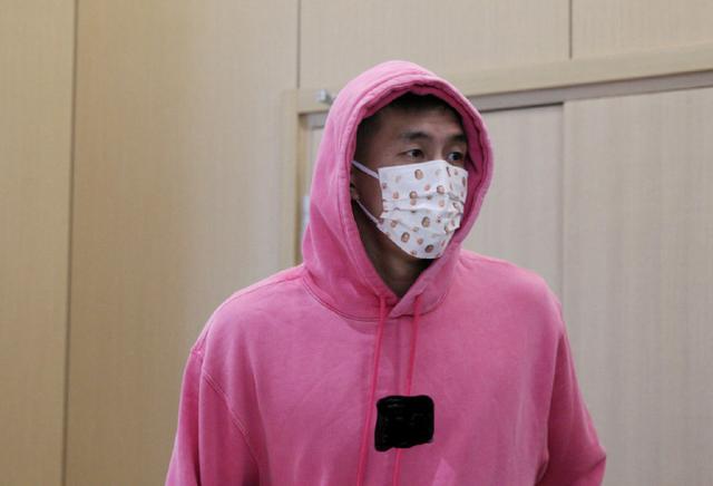 辽篮小前锋张镇麟抢赵继伟捧花,辽宁对广厦赵继伟张镇麟