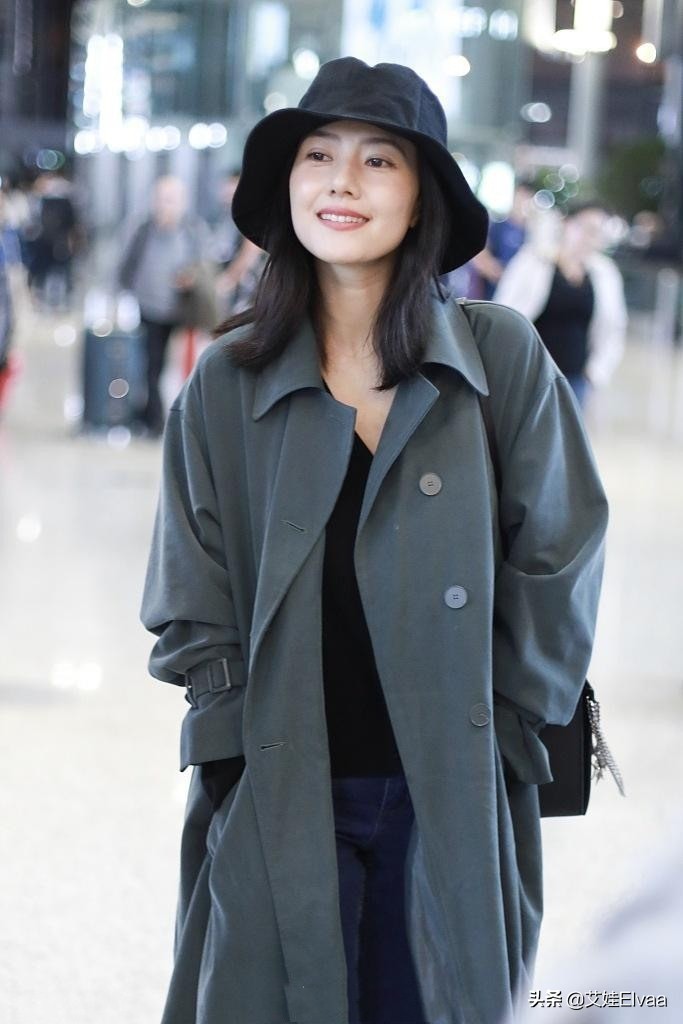 高圆圆现身街头穿白裙露香肩,高圆圆最新穿牛仔裤现身机场图片