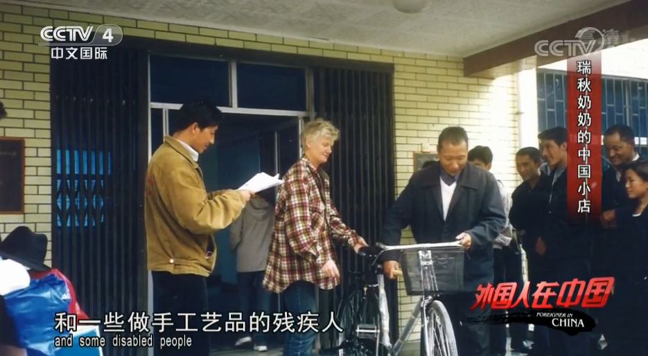 七十多岁的老奶奶为孙子赚钱救命,奶奶坚持40年帮困难老人