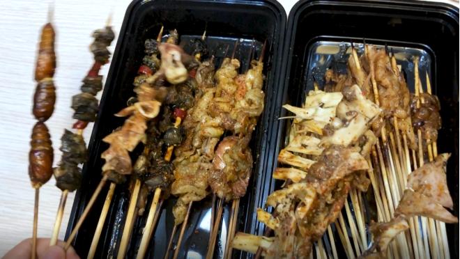 从拒绝到真香！外国人体验中国重口味宵夜，场面爆笑