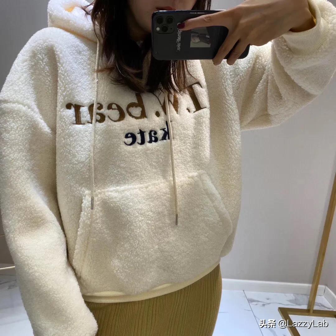 小熊teenieweenie绿色连帽羽绒服,品牌teenieweenie直播卫衣穿搭