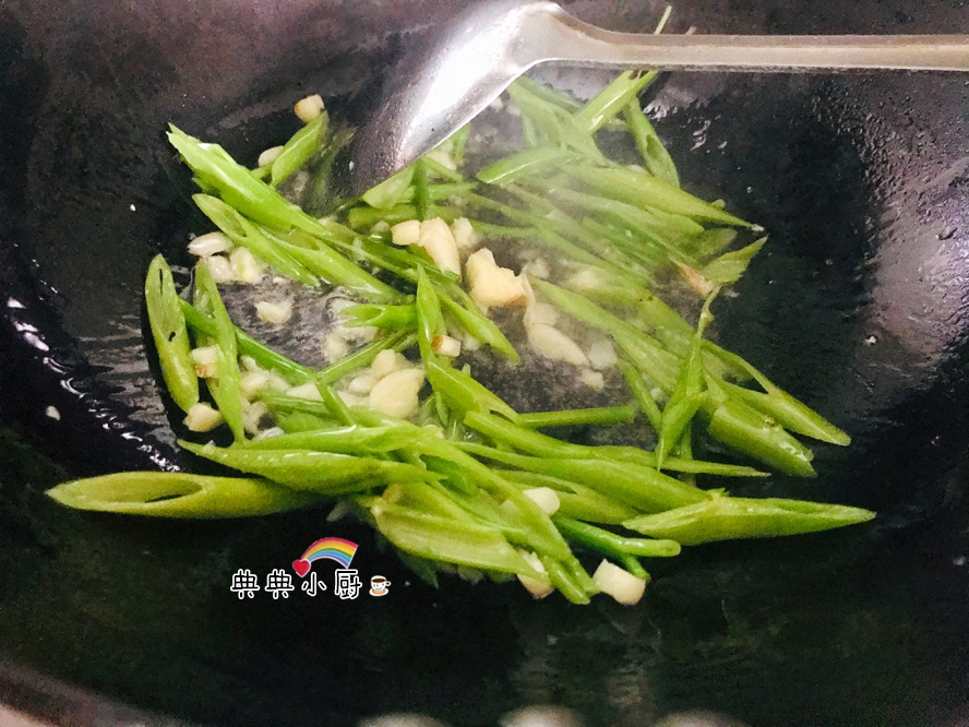 怎么做虾烧好吃又简单,这样做虾外酥里嫩全家老小都爱吃
