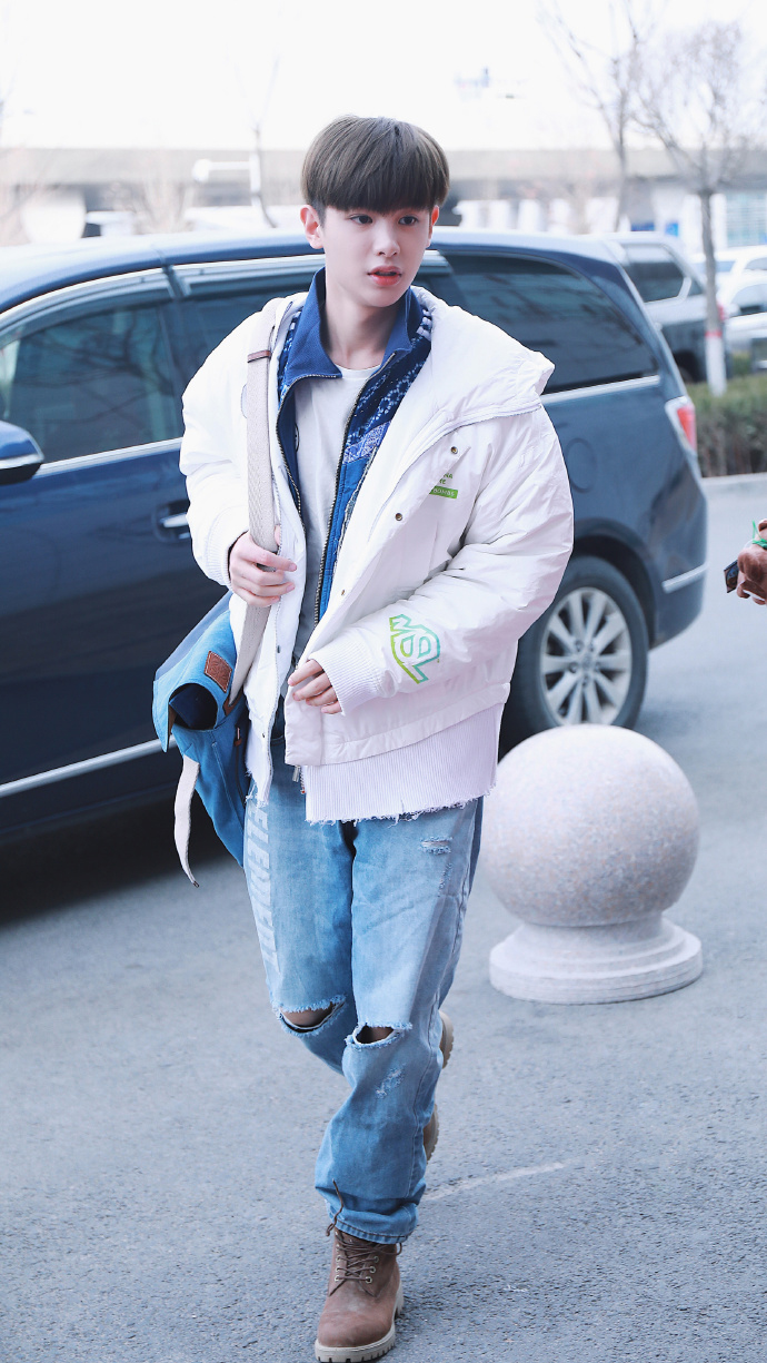 黄明昊元气满满弹额头,黄明昊靠颜值撑起造型