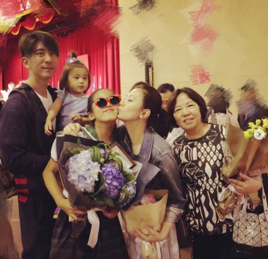 48岁贾静雯状态惊艳美貌依旧,贾静雯如何保持自己的颜值和身材