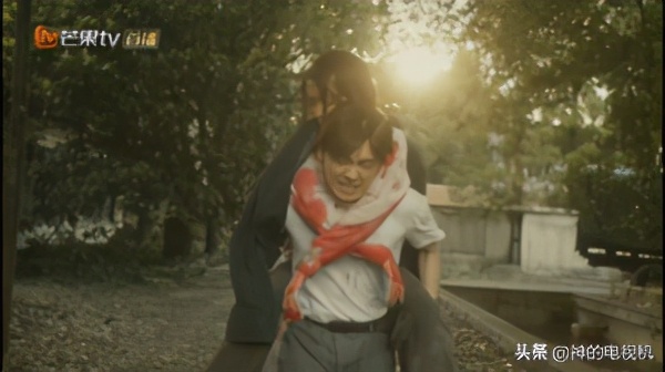 李易峰金晨谈隐秘而伟大导演合影,隐秘而伟大李易峰在墙上壁咚金晨