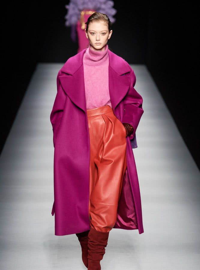 宽松裤子塞到靴子里的穿搭,最时髦的裤子配靴子