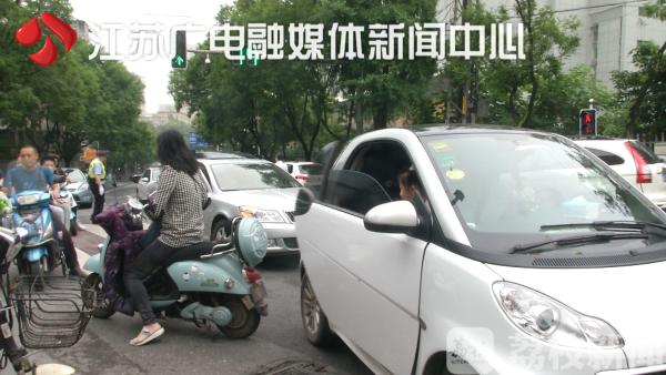 横穿马路的危险重重,横穿马路有危险走人行道保安全