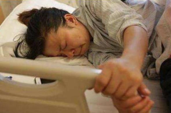 顺产的时候胎儿头卡住了怎么办,孕妇顺产后期会出现什么