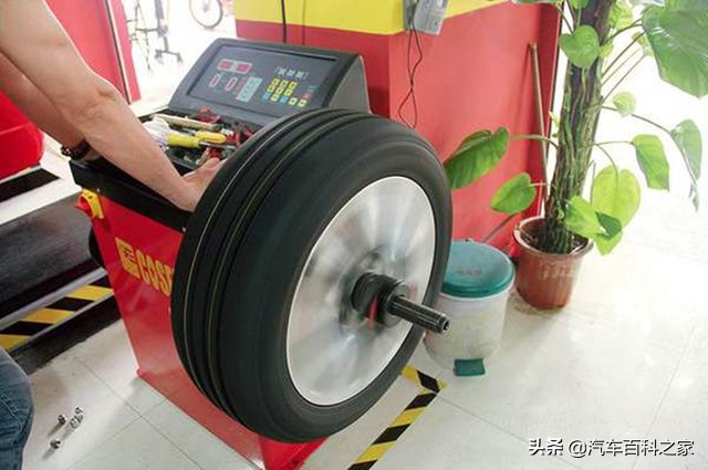 汽车左右跑偏需要不断修正方向,汽车跑偏跟四轮换位有关不