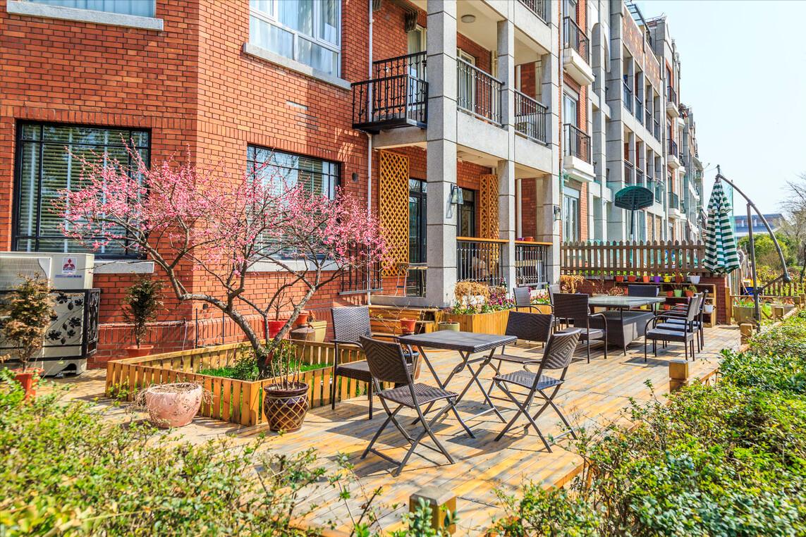 一楼带花园和顶层复式哪个好,一楼带花园和6楼带阁楼哪个好