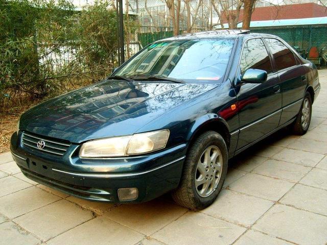 偶遇老款汽车,丰田佳美老车老了