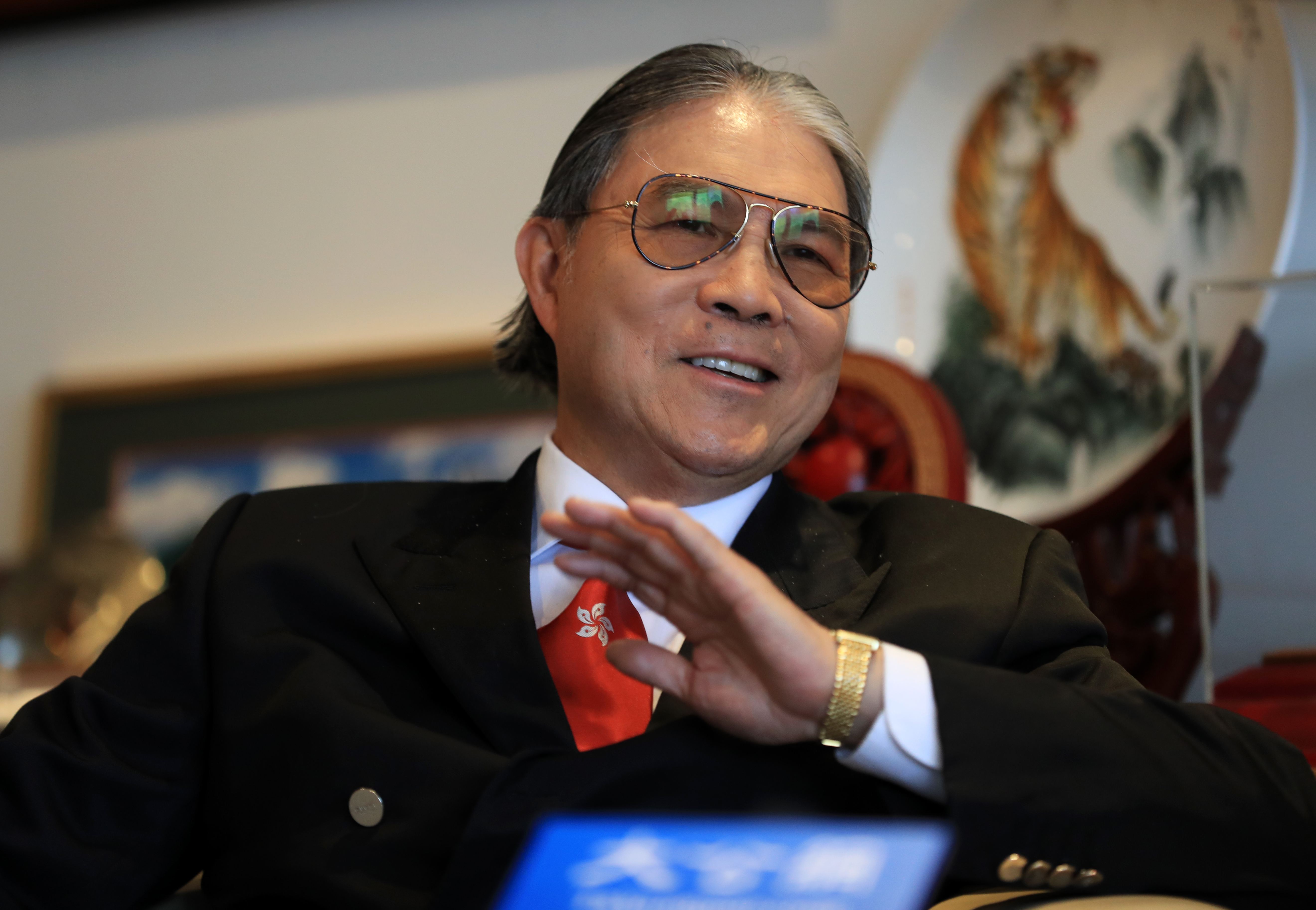 作为霍英东长子,他培养了霍启刚,却与“香港小姐”朱玲玲离婚