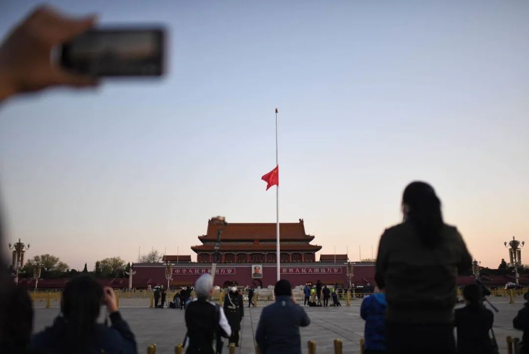 *安门天**广场时隔十年再下半旗，为留在寒冬里的他们