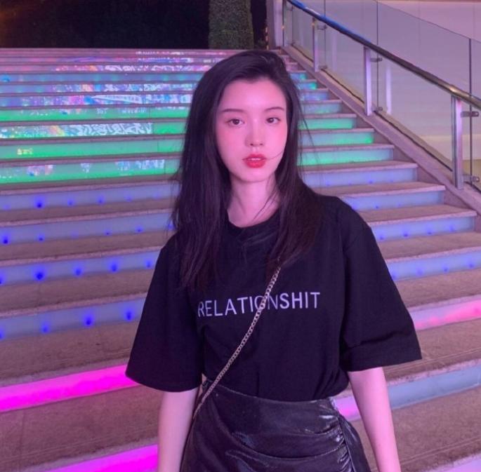 唐弋婷真是个宝藏女孩！抹胸裙尽显好身材，可塑性很强的女孩子