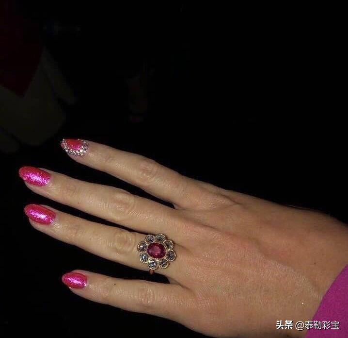 katyperry为什么叫水果姐,水果姐katyperry金色礼服