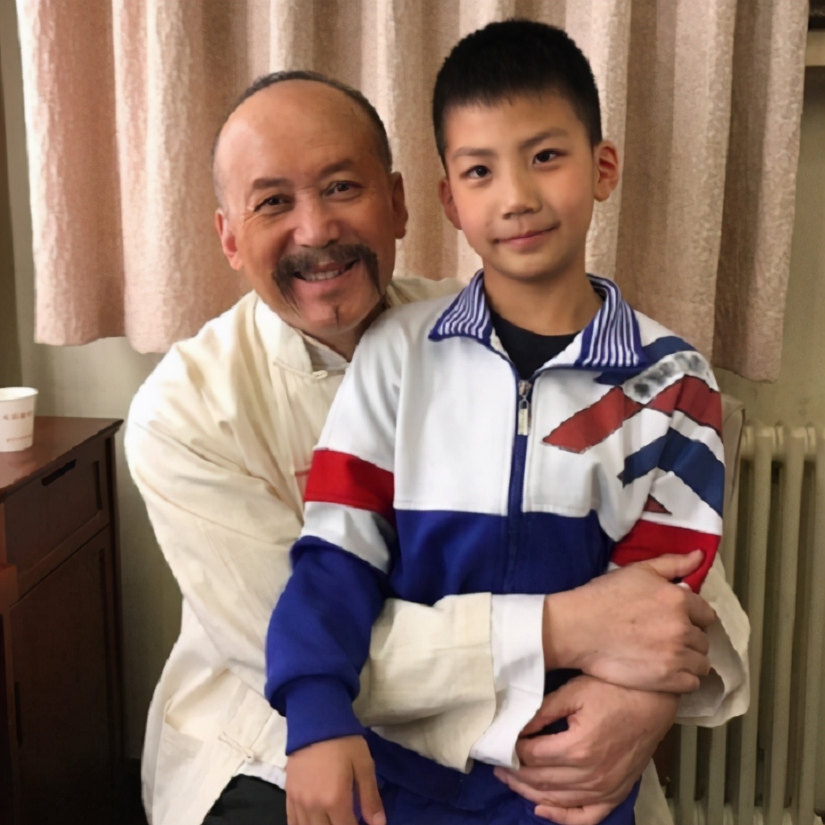 胡军为儿子庆生康康暖男初长成,胡军儿子康康多高