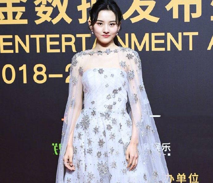 破案了！宋祖儿拿杨超越应援扇现场视频曝光，一言一语尽显高情商