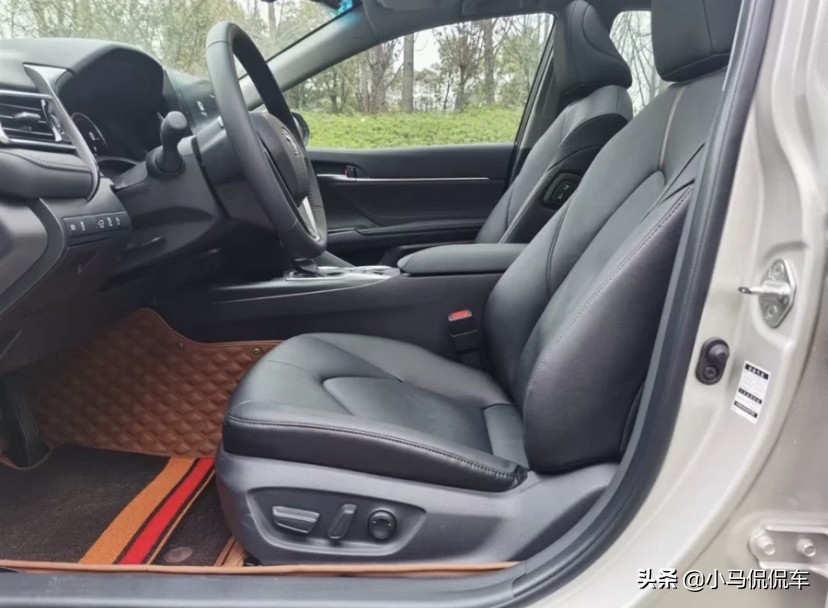 28岁了喜提新车凯美瑞,凯美瑞2.5g豪华版与迈腾330豪华