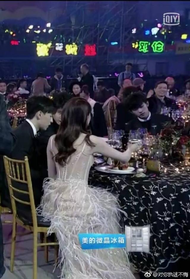 邓伦刘昊然同框热聊,两个人好直男呀,但旁边的关晓彤尴尬了