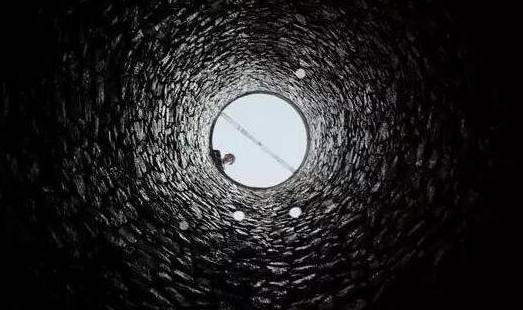 一小吏常做发财梦，此道士说：我来帮你，扔铜钱入一古井后惊呆住