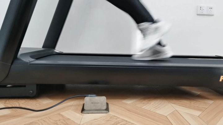 跟着小姐姐一起锻炼,跑步机推荐家用锐步