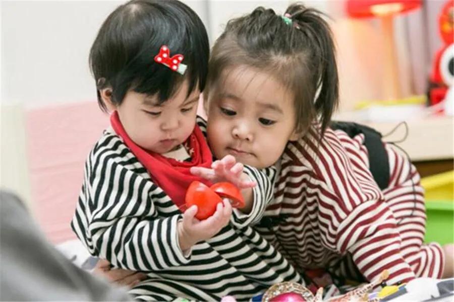 两个小孩争宠怎么解决,两个小孩总是争宠怎么办