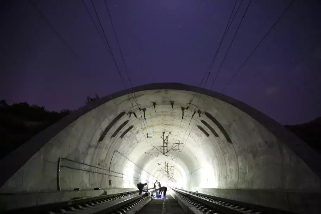 大半夜的“睁一只眼闭一只眼”，这些人在干嘛？