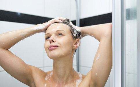 女性可以洗澡时站起来上厕所吗,洗澡时站着排尿会有哪些麻烦