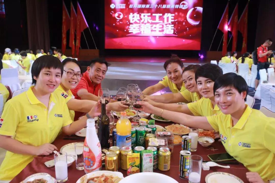 巨邦快乐集结号丨看见了,其中一艘游艇上,是我们的船长大舅哥