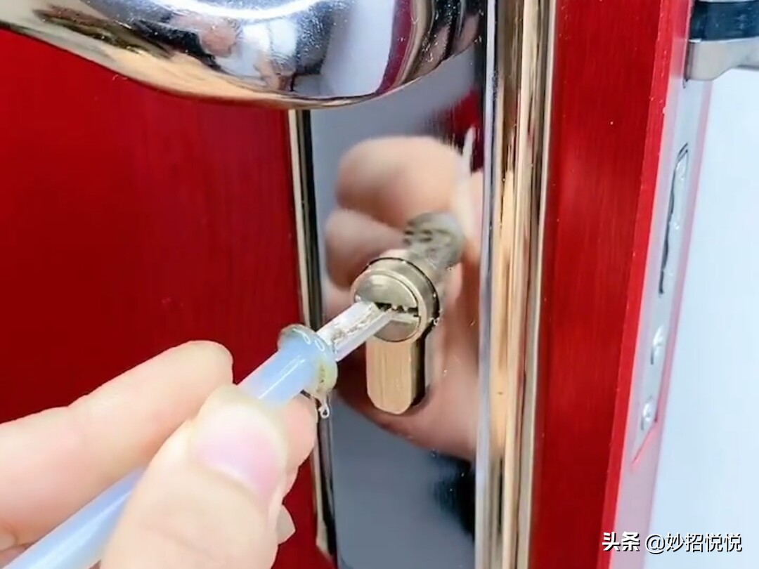 钥匙孔堵住了怎么开锁,钥匙断在门里用什么办法