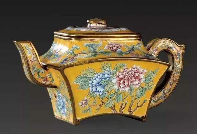 建筑工扫车库意外发现一只壶,拍出百万价格,网友却怒了