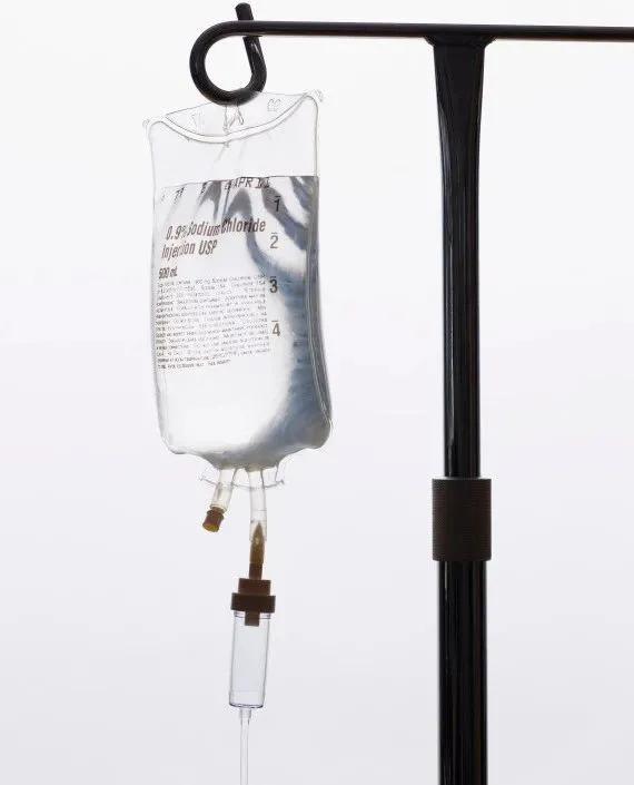 医院验血验尿科的英文,有些发烧需要打针用英语怎么说