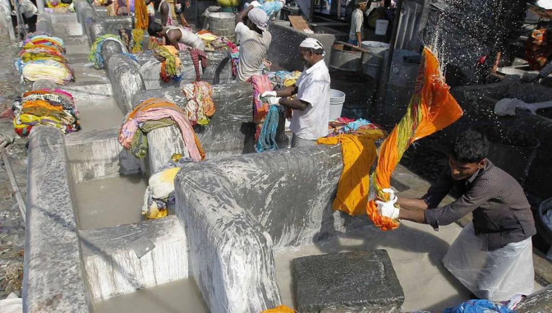 疫情失控的印度的大型洗衣场