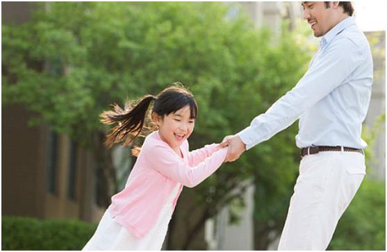 如何向孩子表达爱？无法脱口而出的“我爱你”，可以化成亲子装