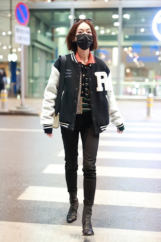 薄款棒球夹克穿搭,棒球夹克穿合体好看还是宽松好看