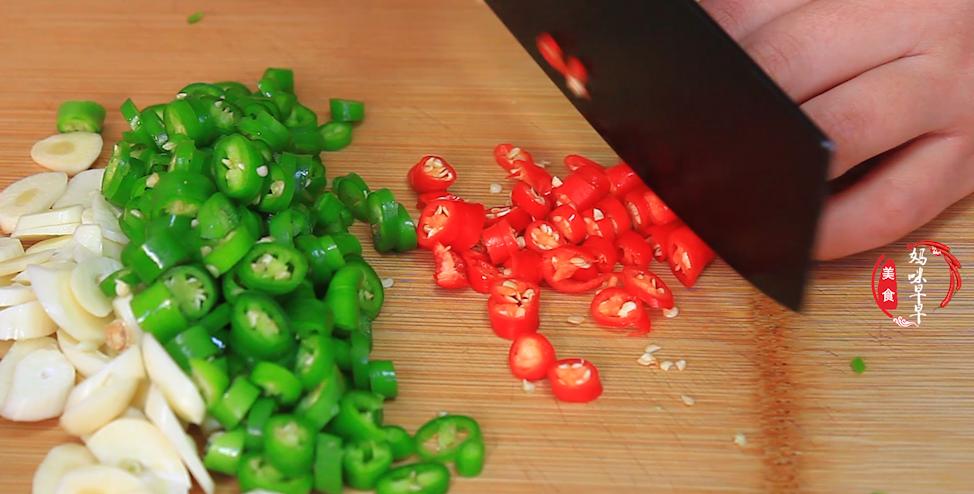 买鸡蛋时挑大的还是挑小的好,买鸡蛋时挑选大的好还是小的好